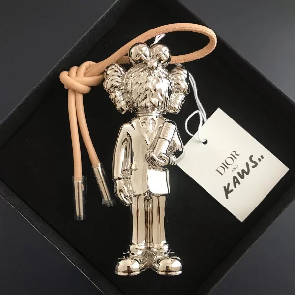 這就是潮人的味道？！Dior X KAWS 全新香水套裝曝光！網友：隔著螢幕我都聞到了香味～