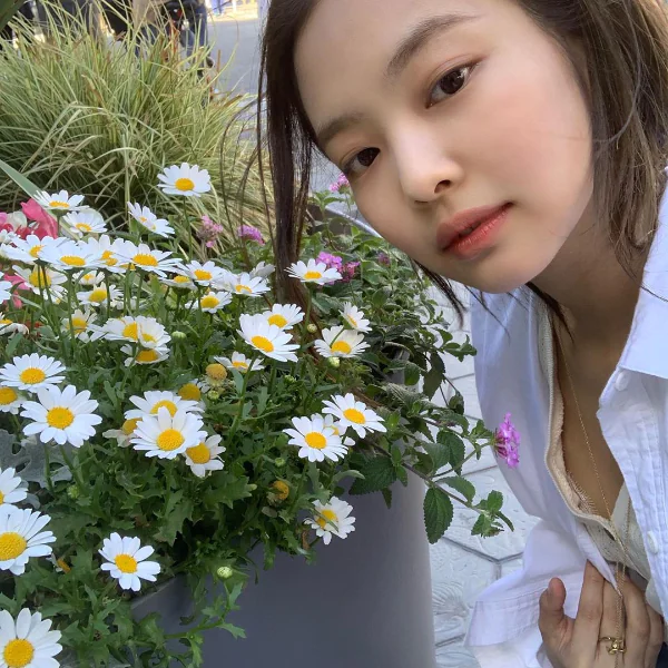 長得兇錯了嗎？BLACKPINK 成員 JENNIE 屢被傳霸凌 LISA！其實只是這「化妝細節」讓她派了點而已～