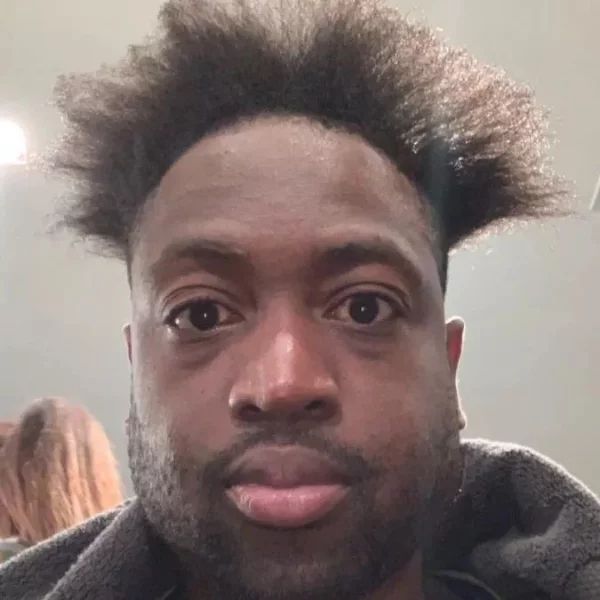 退休後徹底大崩壞？Wade 曬出自己的最新髮型照　網友笑翻：「好像是什麼巨大花椰菜！」