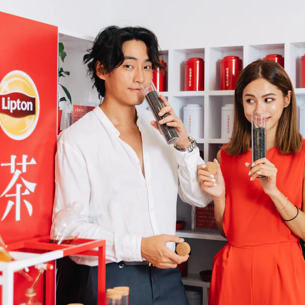 網美打卡新地標空降信義區! 限時「茶佐茶快閃店」吸引網紅搶朝聖 高顏值的天生佐配 Nikki & Vic 手刀搶先在這裡拍了超多打卡美照