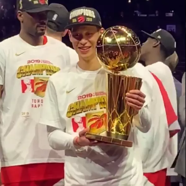 首座 NBA 總冠軍到手！林書豪難掩興奮之情　雙手捧起總冠軍獎盃開心合影！