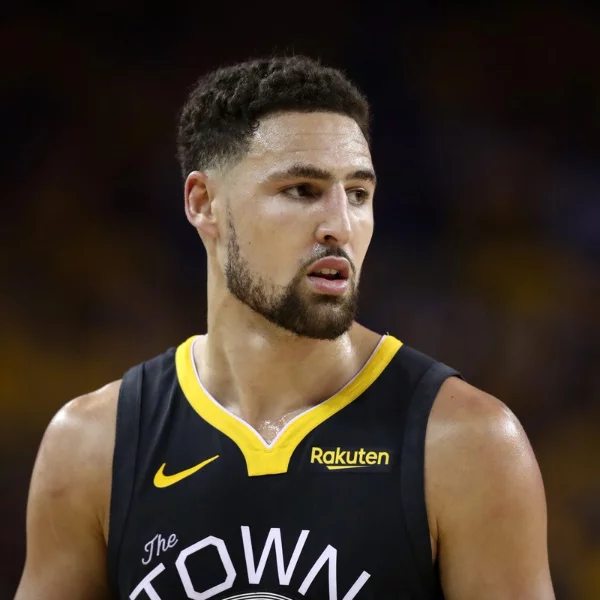 球迷要哭了！Klay Thompson 確定「左十字韌帶撕裂」　勇士冠軍賽一次少 2 名主將超傷！