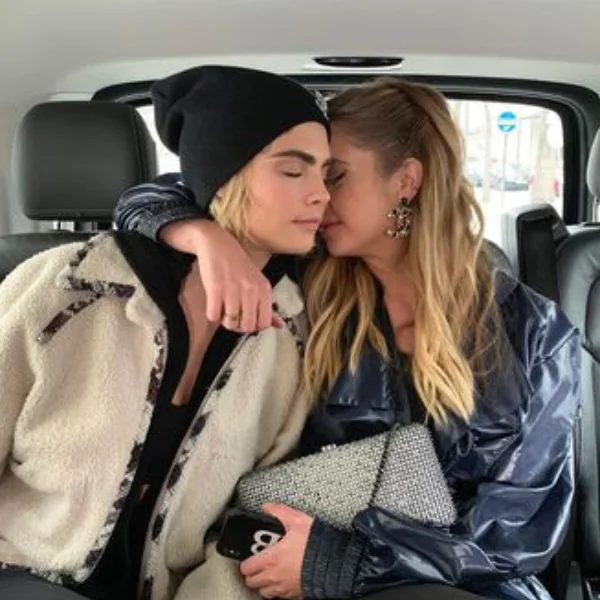 首度承認戀情！英國超模 Cara Delevingne 火辣分享舌吻畫面　公開認了她就是正宮女友！