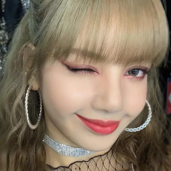 BLACKPINK 團員換上新髮型正翻天！粉絲：「LISA 是真人版芭比！」