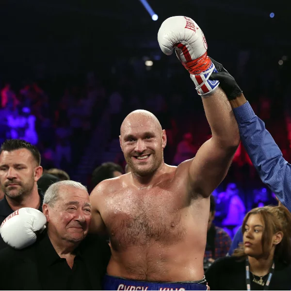 見聞色霸氣？英國拳王 Tyson Fury 連續閃躲 5 記重拳　觀眾看傻：「根本是在拍動作片！」