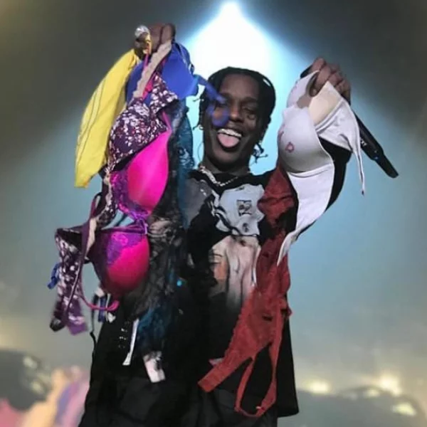 女粉狂扔胸罩上台！A$AP Rocky 幽默稱：「我要開一個自己的內衣品牌，蕾哈娜給我小心點！」