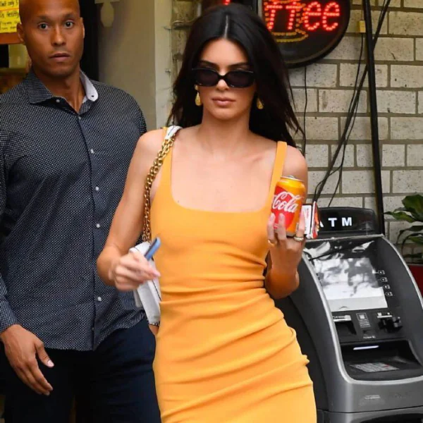誰說我沒胸！Kendall Jenner 秀性感乳溝　「神仙身材」引網友問號：都吃什麼才能這麼瘦？