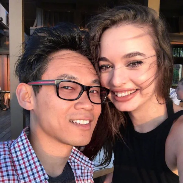 超甜蜜！驚悚片名導溫子仁宣布正式訂婚　《厲陰宅》導演正妹女友美到令網友超羨慕！