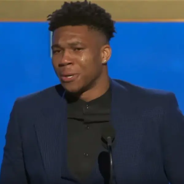 實至名歸！字母哥當選本季 NBA 年度 MVP　在頒獎典禮上大哭：「感謝母親，妳是我的英雄！」