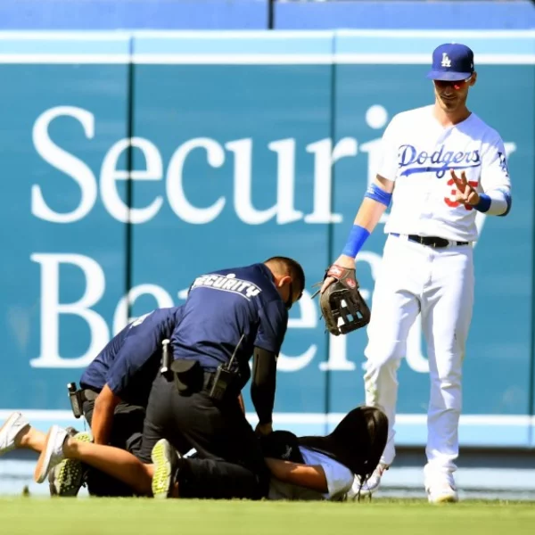 人帥真困擾！道奇小鮮肉 Cody Bellinger 比賽遭女球迷瘋狂熊抱　當場被制伏還露出一臉幸福貌！
