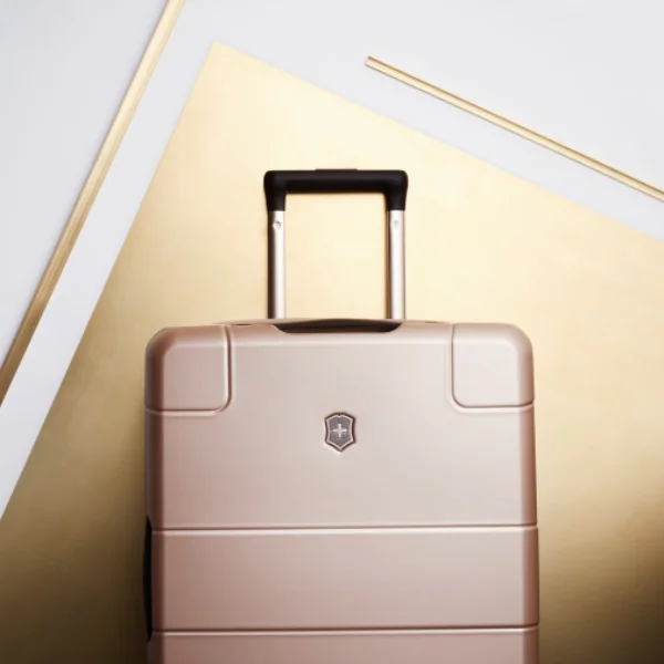 有沒有看過可以充電的行李箱？Victorinox Lexicon 系列 旅行用這個才夠潮！