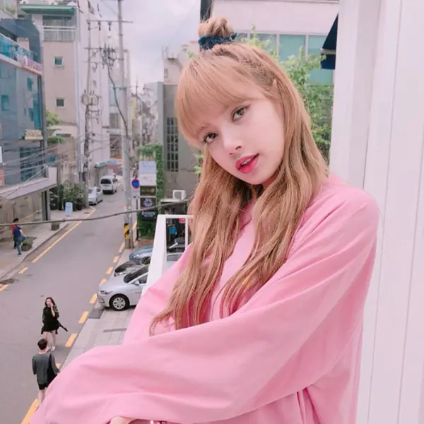 當紅「 炸子雞 」lisa 是流行髮色預言家？她染的髮色全都火了！