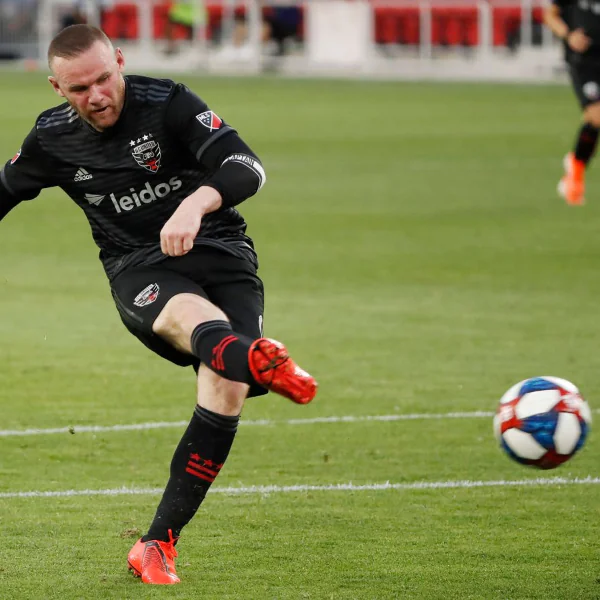 本年度最扯進球！Wayne Rooney 沒過半場直接把球踢進龍門　球迷暴動：「我看了什麼！」
