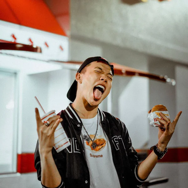 核彈級新人 ØZI 身穿「Supreme 虧裝」勇奪金曲最佳新人獎！網友：這套要漲價了⋯