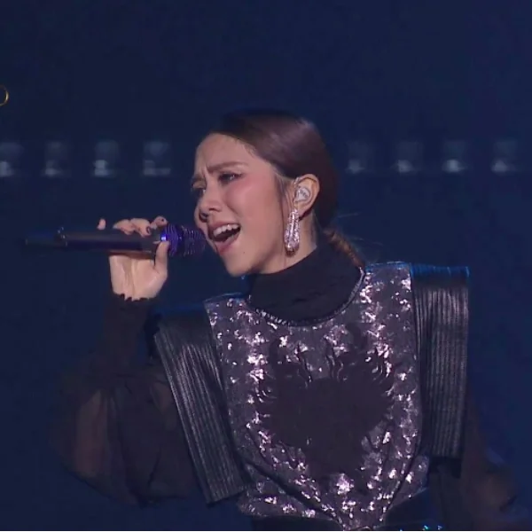 連玖壹壹都能唱！鄧紫棋唱連唱 10 首「發燒歌曲」網友：「謝謝演繹一連點十首佔麥的人！」
