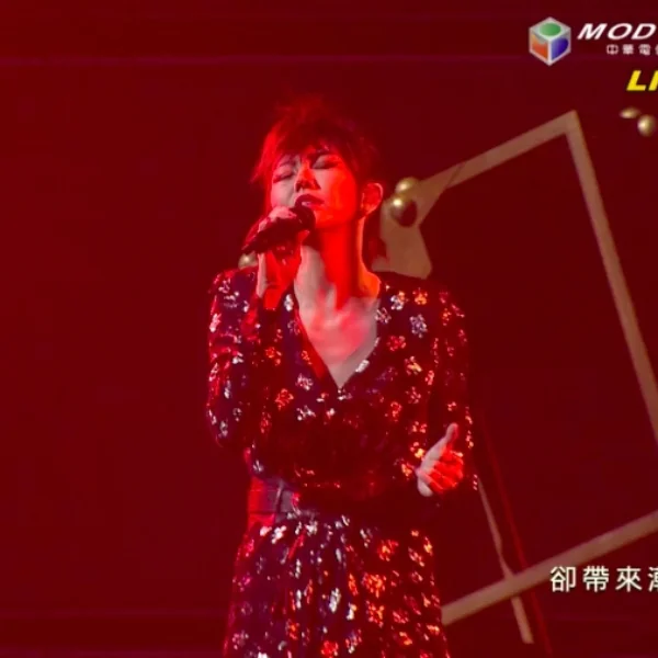 孫燕姿深 V 開衩演唱多首回憶殺！蔡依林台下感動大喊：「我想當媽了」