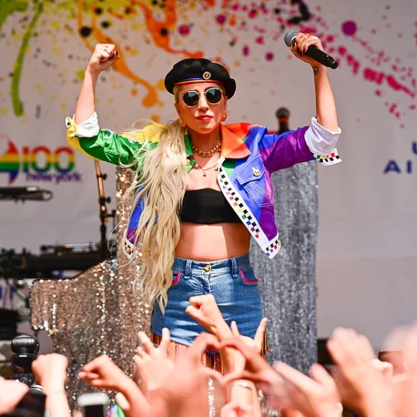 10 年不變力挺同志！Lady Gaga 彩虹勁裝出席石牆暴動紀念演講「真愛會願意為你擋子彈」！