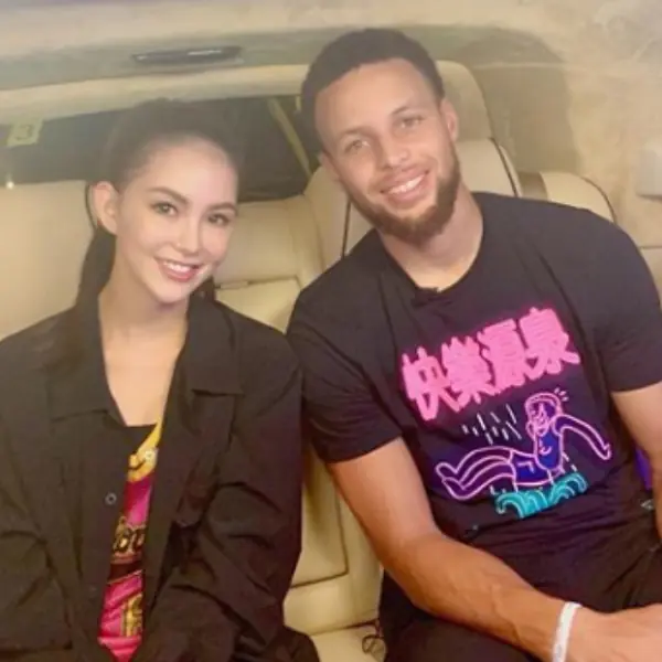快樂源泉！昆凌開啟「小粉絲」模式與 Curry 合照留念　老公周杰倫回覆：「看起來真開心！」