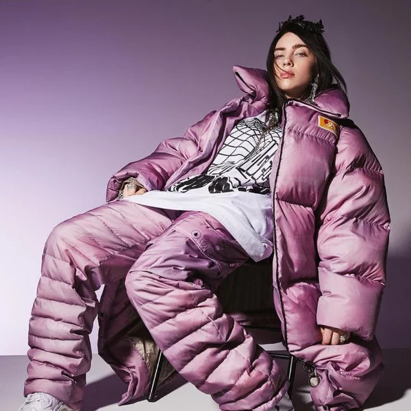 「為什麼總是穿大 800 個 size 的衣服？」怪怪美少女 Billie Eilish 親自解釋　理由超帥氣！