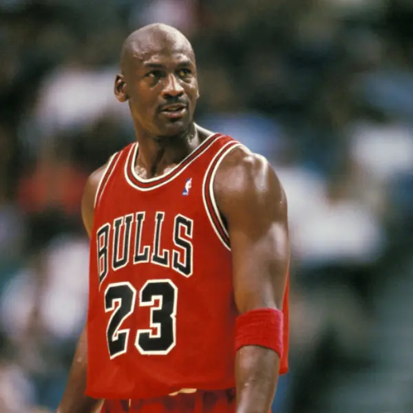 NBA 6 大傳奇球衣號碼：34 專出超級中鋒，AI 引領 3 號後衛傳奇！
