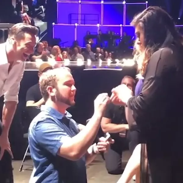 超有面子！休傑克曼助攻幸運粉絲求婚　上萬名演唱會觀眾都是見證人！