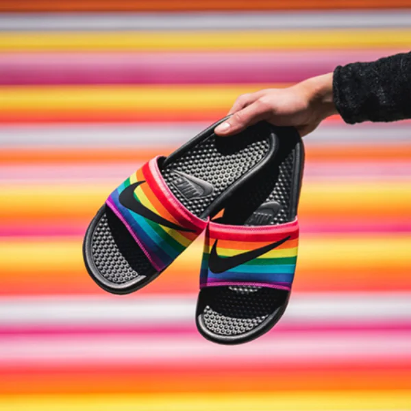 2021 必穿 Nike、Gucci 等「 5 雙拖鞋」推薦，夏天就靠它們舒爽防水帥一波！