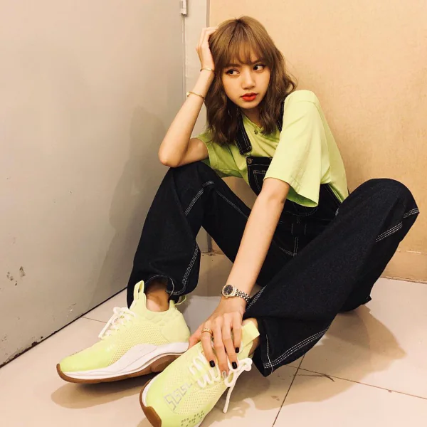 小心變成行走的螢光棒！Lisa、NICK 都搶著上身的「螢光系單品」怎麼穿？ 這 3 個重點一定要筆記～