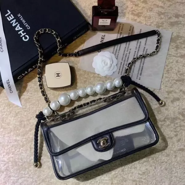 夏日度假風必備 Chanel 超生火 PVC 單品！ 手袋、涼鞋讓女孩一次滿足