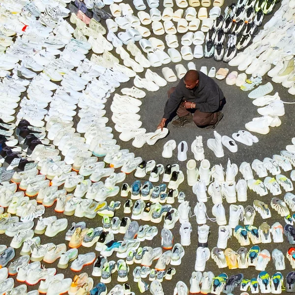 肯爺將上百雙 Yeezy 蒐藏一字排開登《Forbes》！並透露 2019 年將創造「Yeezy 帝國」