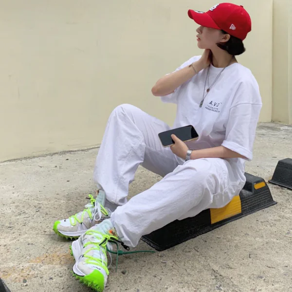 不要再穿黑白色了！這 5 雙連男友都搶著要「百搭螢光球鞋」肯定要把它納入妳的鞋櫃！