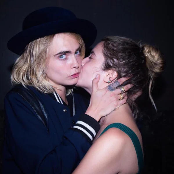 粉絲集體失戀！英國超模 Cara Delevingne 被爆疑與女友法國浪漫訂婚　甜蜜接吻狂放閃！