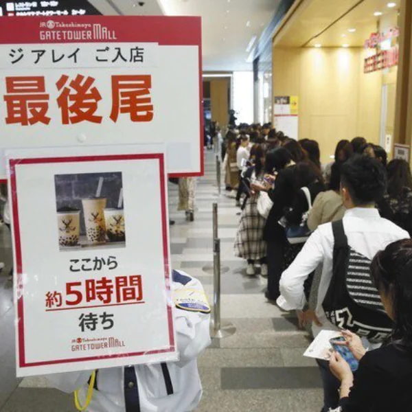 真的瘋了！日本人為了喝「珍珠奶茶」名店可以排隊 6 小時　網友驚：不如飛來台灣喝吧？