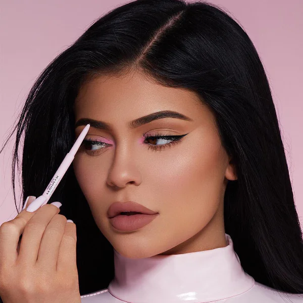 這是複製貼上？女網友用超神化妝術把自己變成「翻版 Kylie 」網友：差點以為我脫窗了⋯