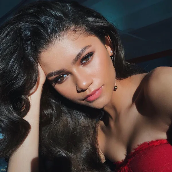 蜘蛛女 Zendaya 戲外反差超級大！私下根本是個「高級臉」辣妹！靠 4 招養出自然美顏值～