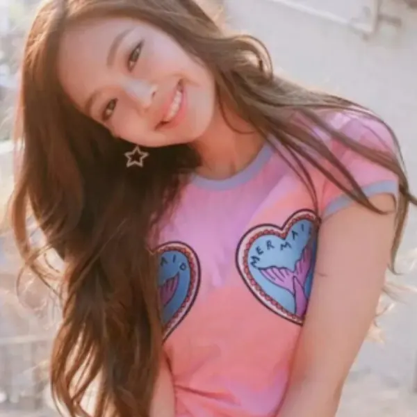 私服只用台幣 400 元！泫雅、 Jennie 都在瘋這些平價潮牌 今夏就一起 get 明星同款吧