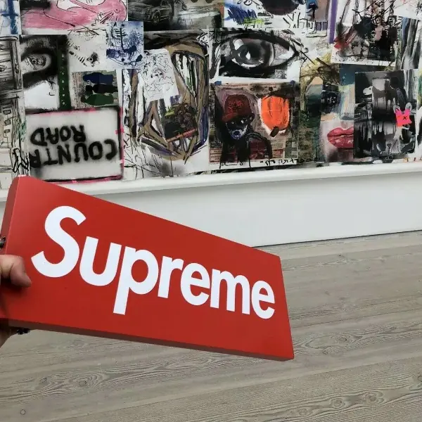 被偷的 Supreme 倫敦店招牌終於找到了？！居然出現在 ebay 上以 5 萬台幣拍賣中⋯