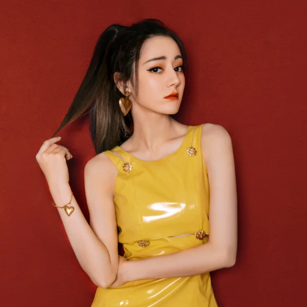 秋天是戀愛的季節！楊冪、迪麗熱巴 戴上 Versace  「LOVE」  釋放愛情高能