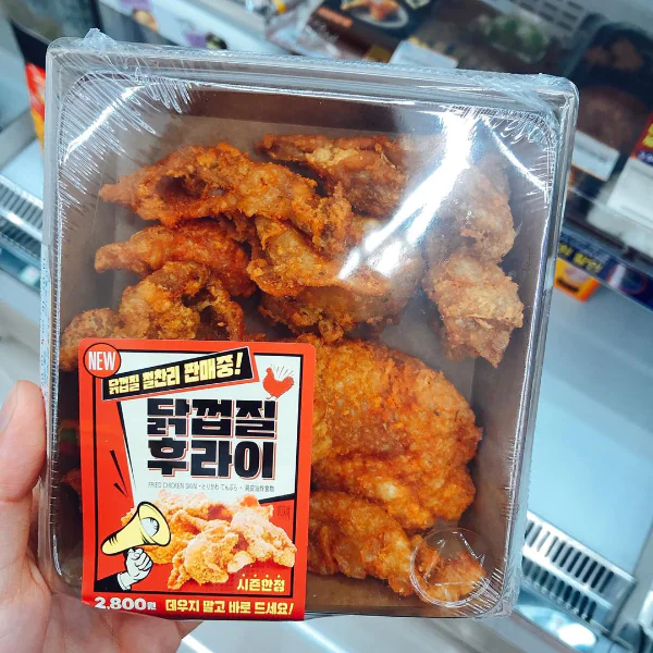 肯德基的炸雞皮已經無法滿足韓國人了！韓國進入炸雞皮戰國時代　居然連超商都買得到！