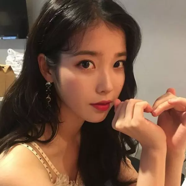 誰說童顏不能扮成熟？看霸氣女社長 IU 用這 3 樣「超神單品」從國民妹妹晉升到國民女神！