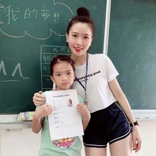 【野生抓正妹❤】以後不翹課了！「真理褲美女老師」在 PTT 被推爆　網友：好想被她課後輔導...