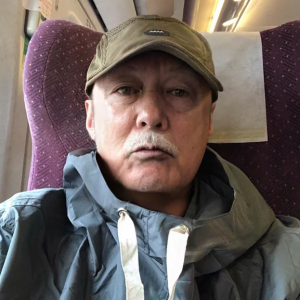 最帥老人無誤？余文樂與老婆曬「白頭偕老」照！粉絲大讚：「老了可能會炒輪椅或拐杖！」