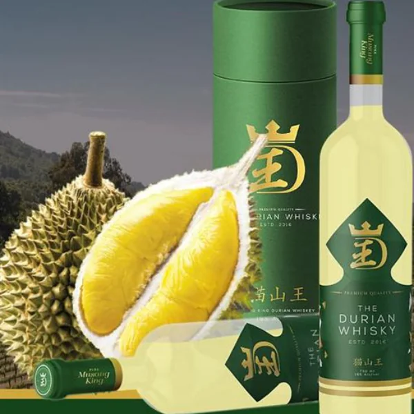 那黃黃稠稠的液體是酒！？酒商推出超獵奇「榴槤威士忌」　網友：隔著酒瓶都能聞到榴槤味⋯