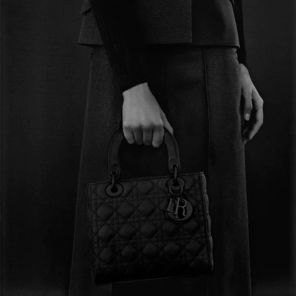 今年就等這一咖！ Dior 又開大絕推出超狂「黑魂精品包」系列　網友：這帥到我無法呼吸