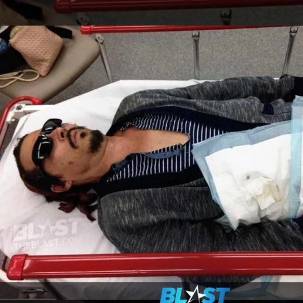一代好萊塢巨星滄桑躺在病床上！強尼戴普再曝 Amber Heard 家暴證據「她拿菸燙我臉」！