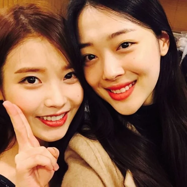雪莉參演《德魯納酒店》就是因為她！原來雪莉、IU 的「好交情」從日常穿搭就能看出蛛絲馬跡！