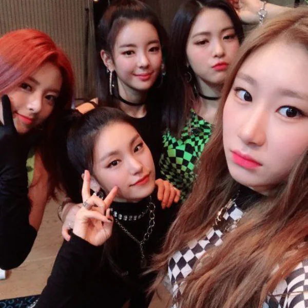 不要再穿一樣的制服了！從 ITZY 身上看出現在正妹穿搭的「必備元素」！網友：都看到膩了⋯