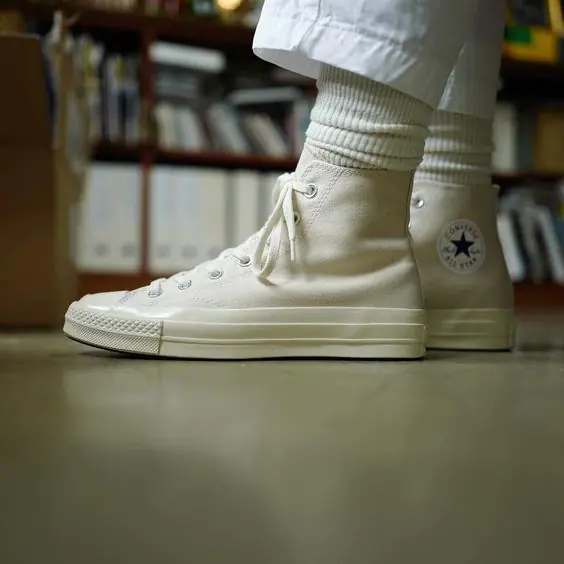 白鞋泛黃怎麼辦？「不同材質」白鞋清洗、保養這篇讓妳秒懂！網友：原來這麼簡單...