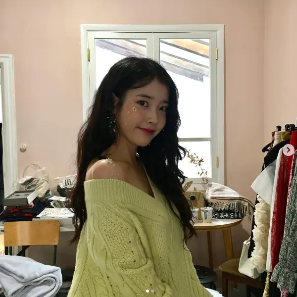 今夏最夯的「酪梨色」很難駕馭？其實它超顯白！看 IU、秀智等 4 位女星如何穿出「質感文青味」？