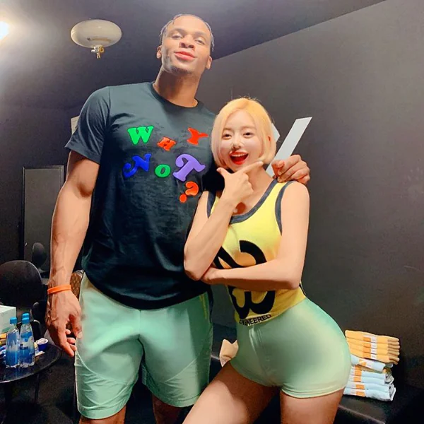 逐漸母湯！威少造訪南韓與 DJ Soda 相見歡，合照「修圖太大」引發網友爭議：「這是哪位？」