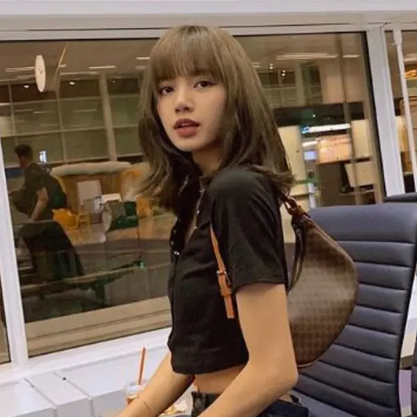 最近夯什麼包？黏著腋下最火！泫雅、Lisa 狂曬的「3 款腋下包」你媽衣櫃一定有一咖！